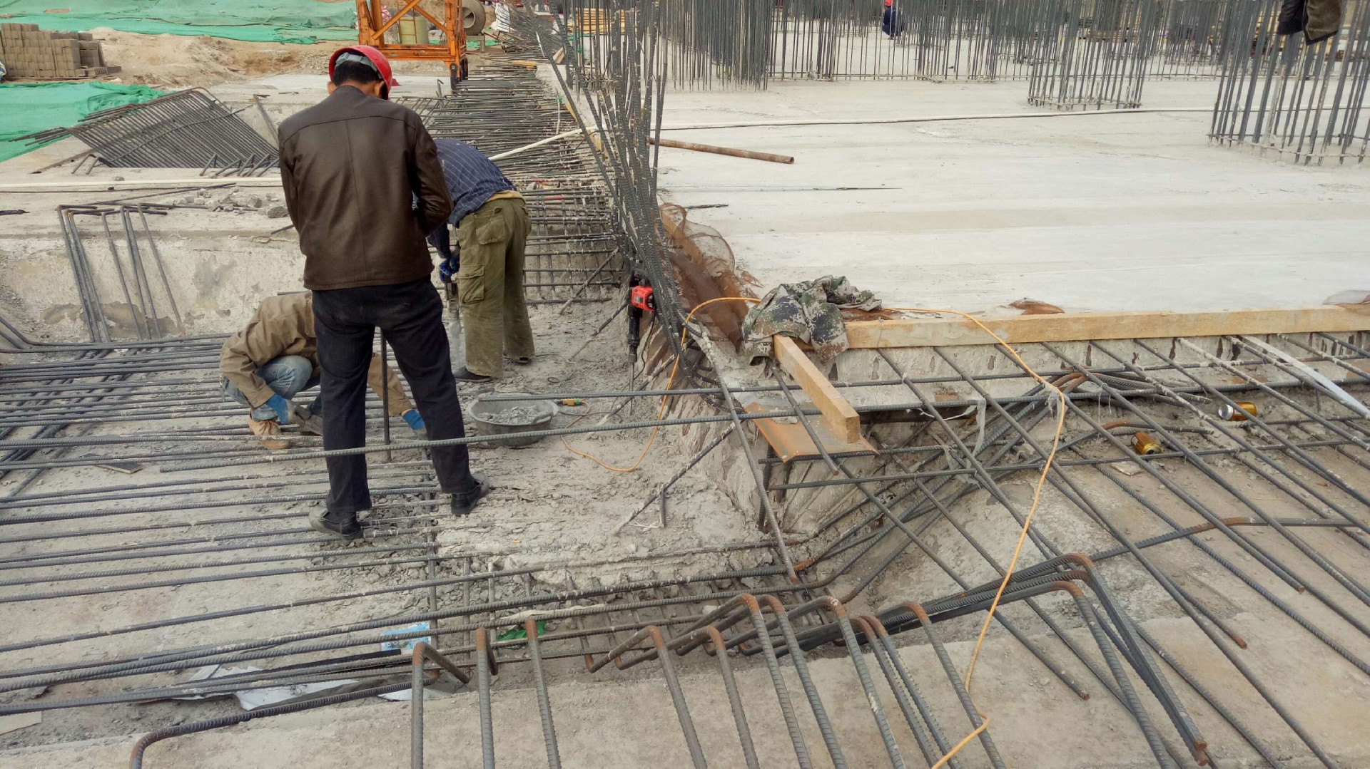 墻面剔鑿，剔鑿后澆帶，剔鑿漲模