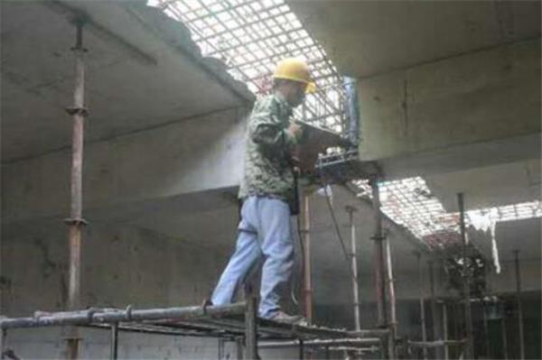 橋梁拆除-清理后澆帶，清理梁頭