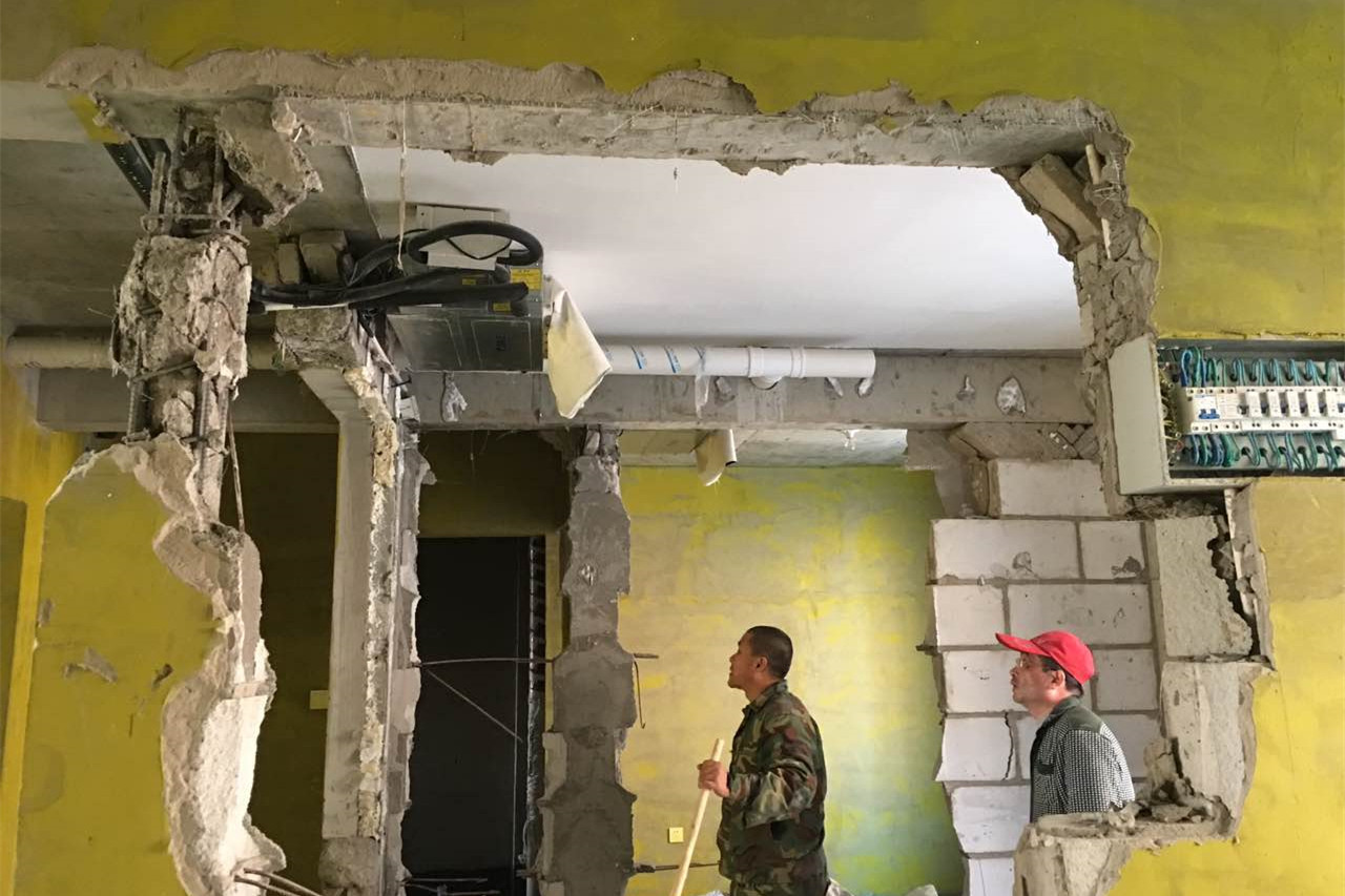 砸墻一時(shí)爽,一旦砸錯(cuò)可能讓全樓變成危樓!家中這幾處墻體千萬不能砸!